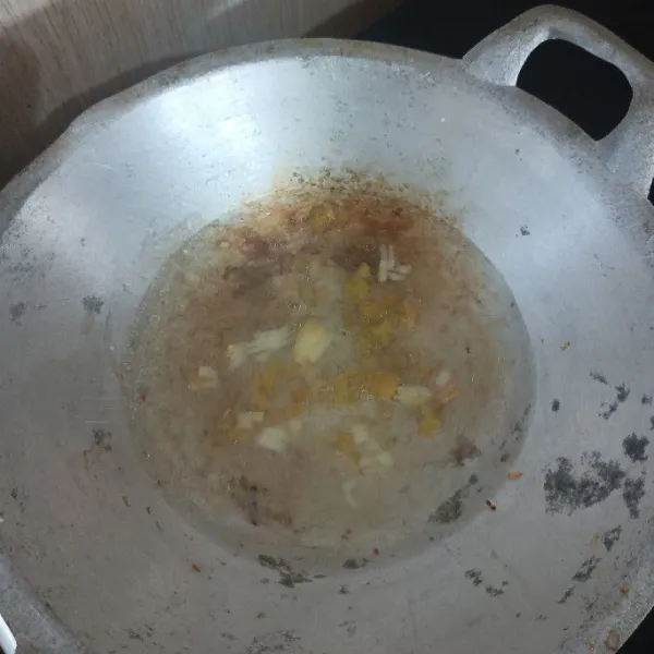 Tambahkan air dalam wajan.