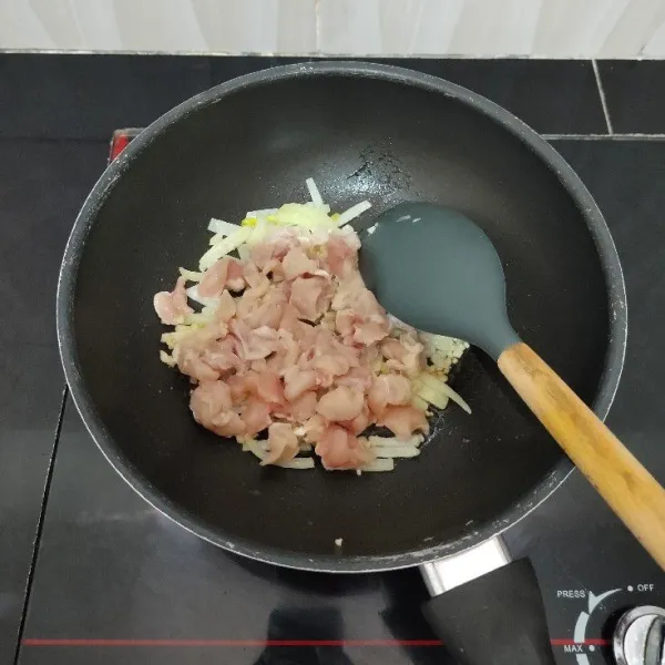 Lalu masukkan ayam, tumis hingga berubah warna.