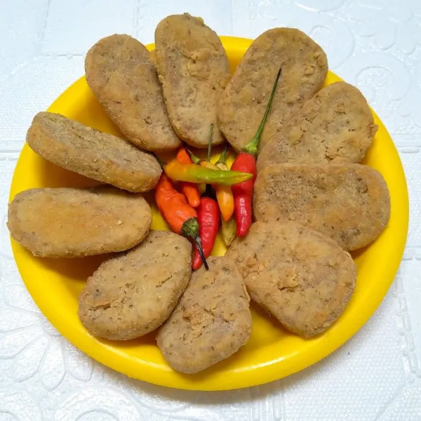 Siap disajikan dengan cabai rawit.