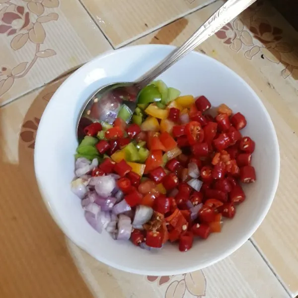 Masukkan bahan yang sudah dipotong ke dalam mangkuk tahan panas