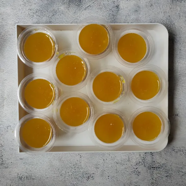 Masukkan puding mangga ke dalam wadah dan biarkan hingga dingin.