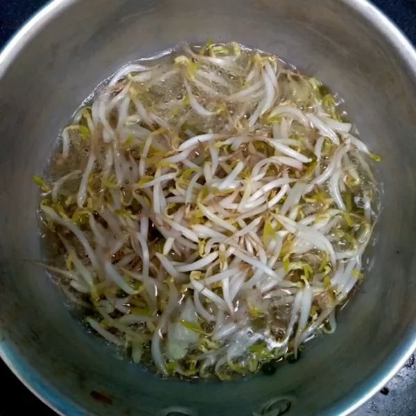 Masukkan juga tauge, tunggu hingga matang lalu tiriskan.