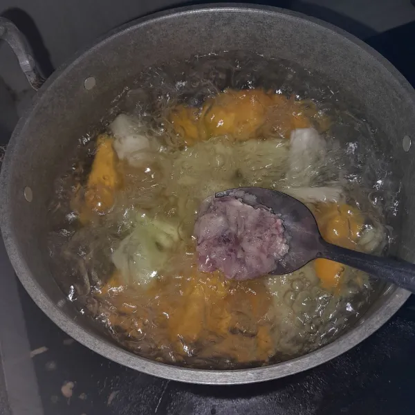 Setelah bawang merah halus masukkan ke dalam sayur labu yang sudah mendidih dan aduk hingga rata.