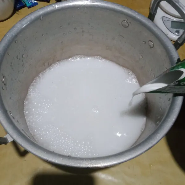Masukkan agar-agar, susu cair, susu kental manis, santan, vanila, dan garam, lalu aduk rata. Masak hingga mendidih sambil diaduk-aduk.