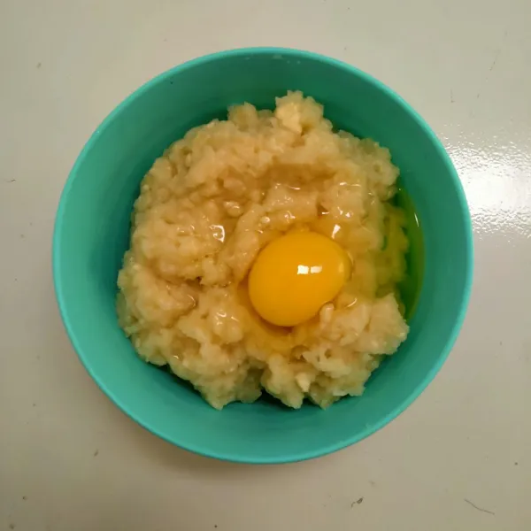 Taruh adonan ke dalam wadah, kemudian tambahkan telur.