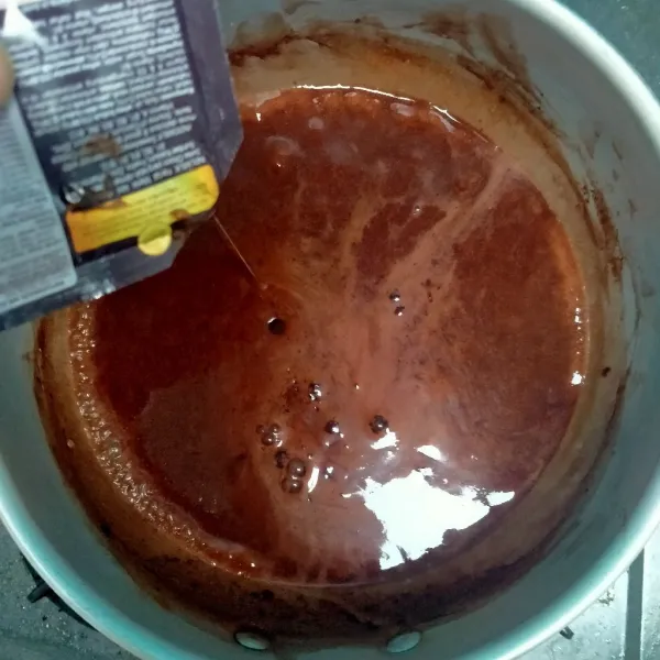 Campur bubuk jelly , gula pasir, garam, dan air. Jika sudah mendidih, masukkan susu kental manis cokelat, kemudian sisihkan.