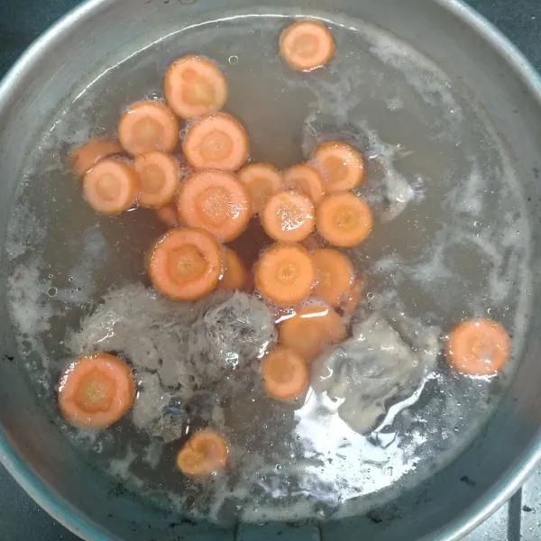 Masukkan irisan wortel dan kentang.