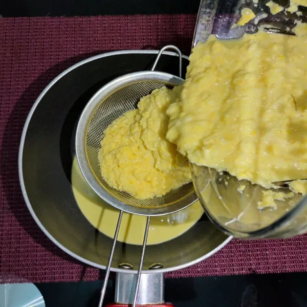 Kemudian, saring jagung manis.