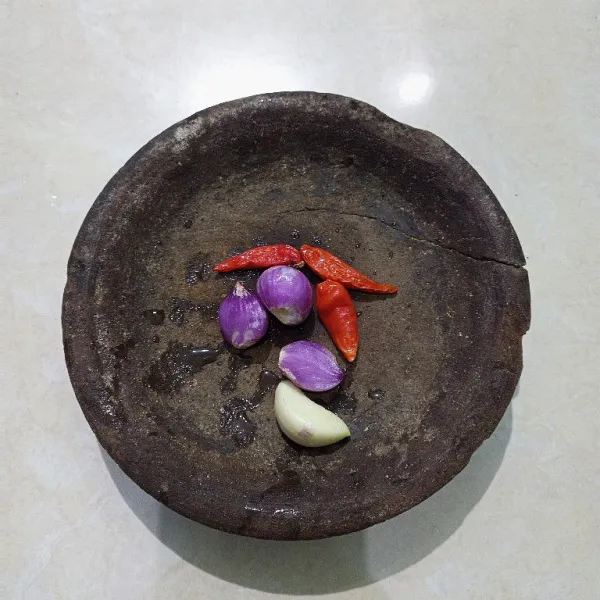 Siapkan cabai rawit, bawang merah, dan bawang putih ulek sampai halus.