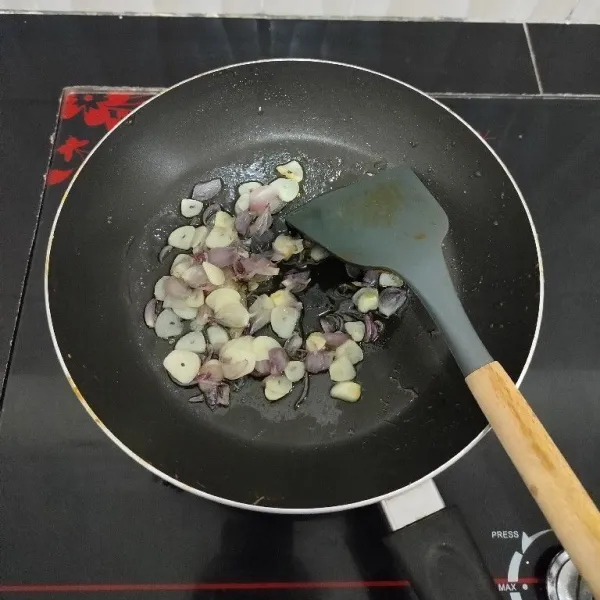 Panaskan minyak sayur di wajan lalu tumis bawang merah dan bawang putih hingga harum.
