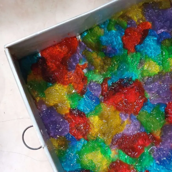 Serut agar-agar serut pelangi, lalu susun acak di loyang ukuran 17×17x4,5 cm.
