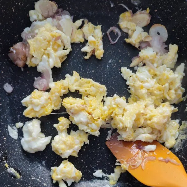 Masukkan telur, buat orak arik. Goreng hingga matang.