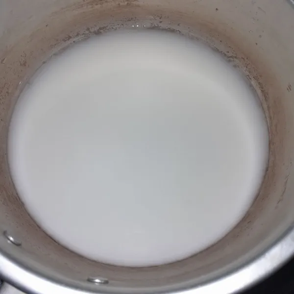 Masak bahan puding putih sampai mendidih.