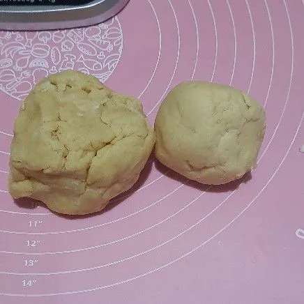 Untuk kulit, uleni masing-masing bahan A dan B seperti pada gambar.