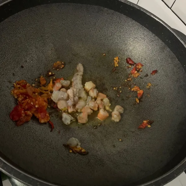 Masukkan potongan udang.