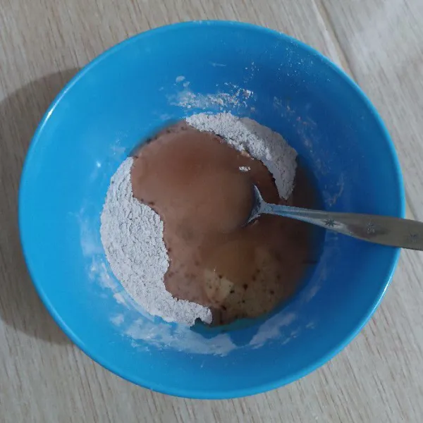 Tambahkan air dan minyak sedikit demi sedikit sampai kekentalannya seperti adonan kulit lumpia.