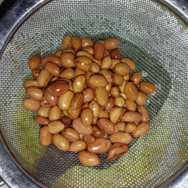 Goreng kacang tanah hingga matang, angkat tiriskan.