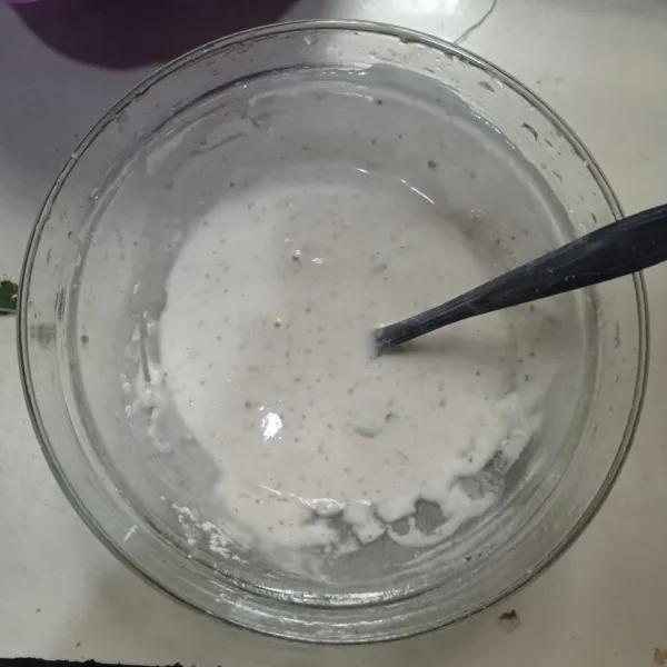 Masukkan tepung terigu, kaldu bubuk, ketumbar bubuk dan air ke dalam wadah, aduk rata sampai dapat kekentalan sedang.