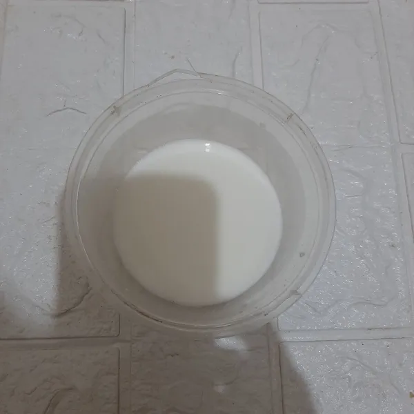 Campurkan 3 sdm maizena dengan 50 ml air.