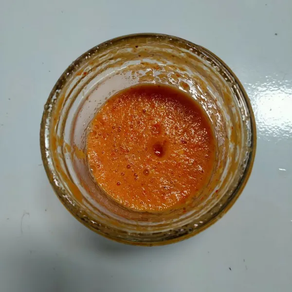 Blender bawang merah, bawang putih, cabai rawit, dan jahe.