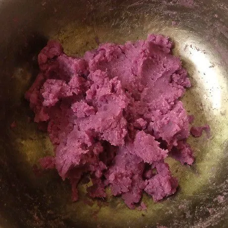 Siapkan ubi ungu. Kukus hingga matang kemudian haluskan.