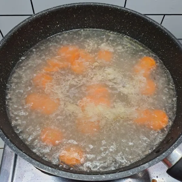 Masukkan wortel, masak ½ matang.