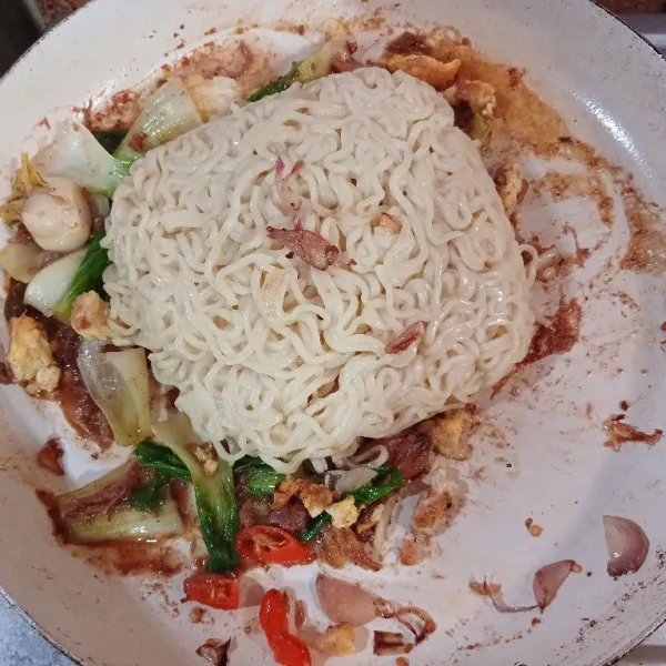 Masukkan mie, aduk rata.