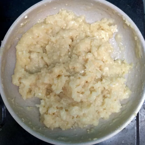 Masukkan tepung terigu, aduk merata. Kemudian matikan kompor jika tekstur sudah mengkilap.