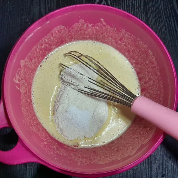 Masukkan tepung terigu, vanili, soda kue, baking powder kedalam wadah aduk rata.