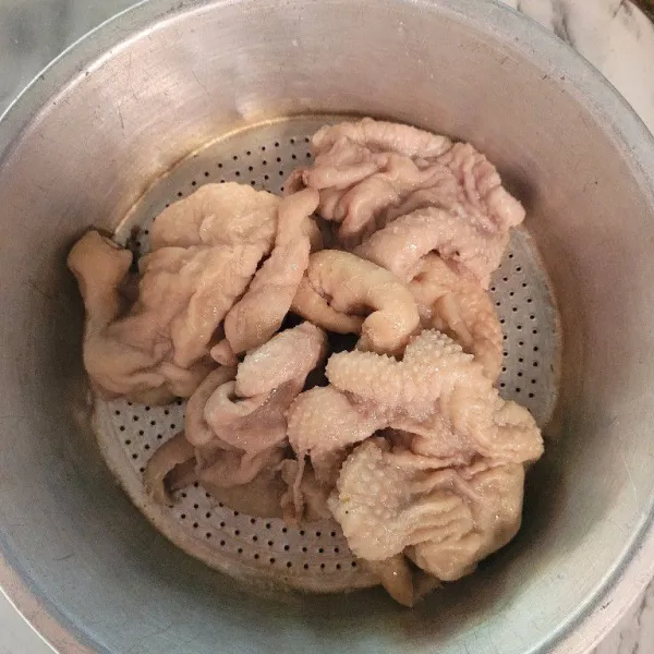 Kulit ayam yang telah matang kemudian ditiriskan dan dipotong-potong sesuai selera.