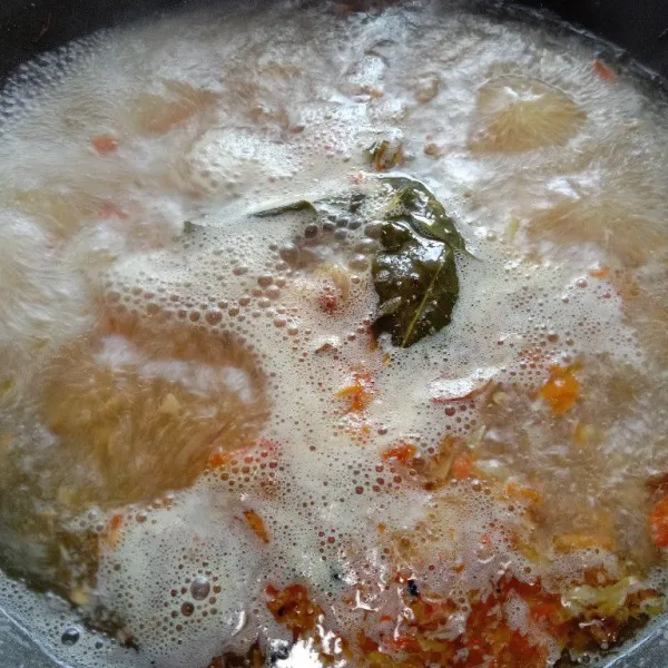 Masukkan air, aduk rata, tunggu mendidih.