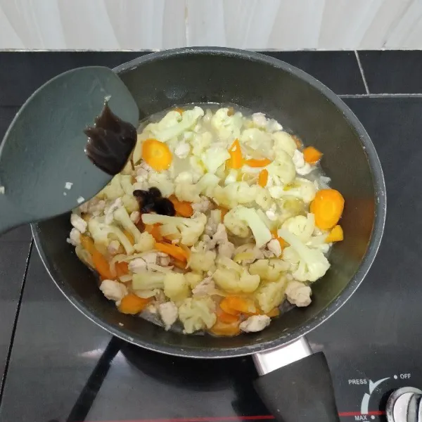 Setelah itu masukkan saus tiram, aduk rata.