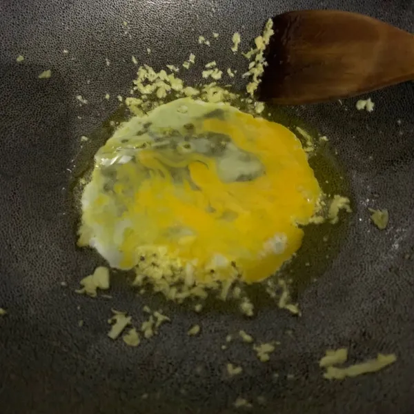 Masukkan telur dan aduk merata.