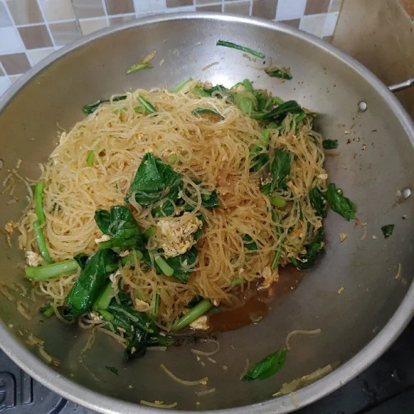 Bumbui dengan kecap manis, garam, gula pasir dan kaldu bubuk. Aduk sampai tercampur dengan rata lalu angkat dan sajikan.