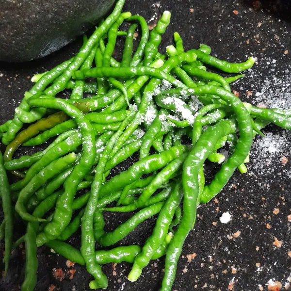 Giling kasar cabe hijau bawang dan garam.