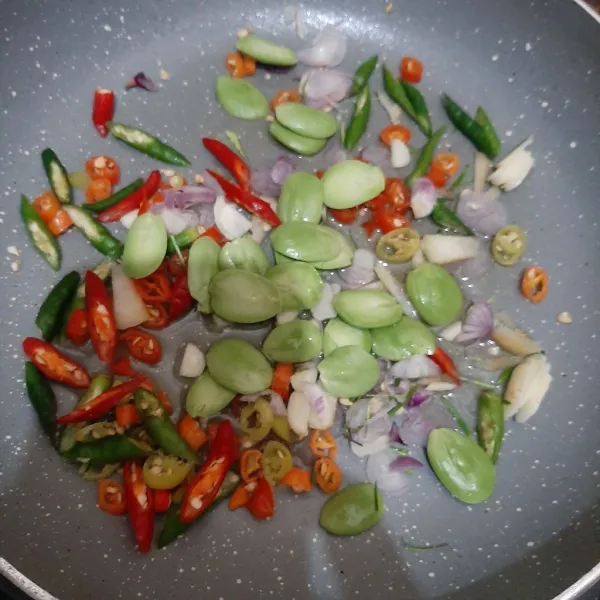 Tumis bumbu iris (cabe, bawang, jahe, pete, daun jeruk). Tumis hingga matanh.
