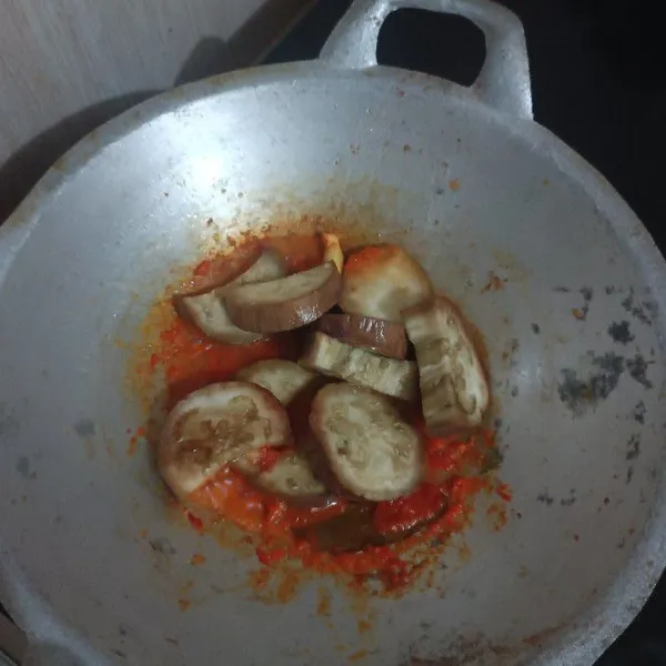 Tambahkan terong yang dikukus.