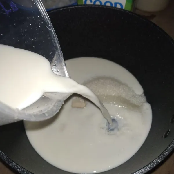 Dalam panci, campurkan bubuk agar, gula, dan susu UHT.