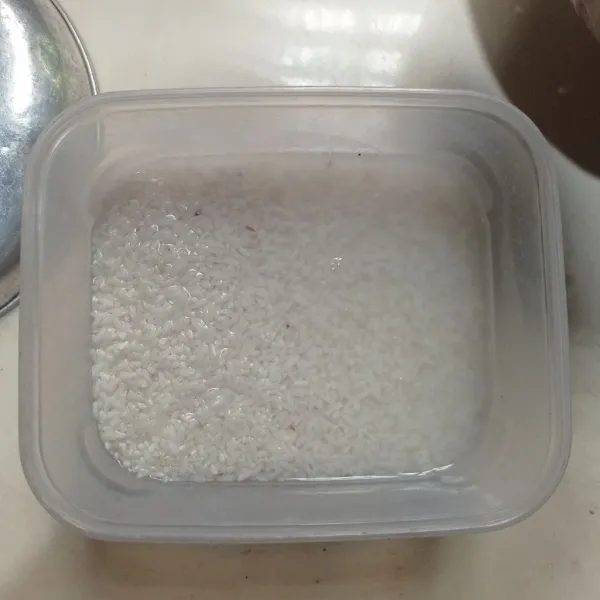Cuci bersih beras ketan, lalu rendam minimal 2 jam.