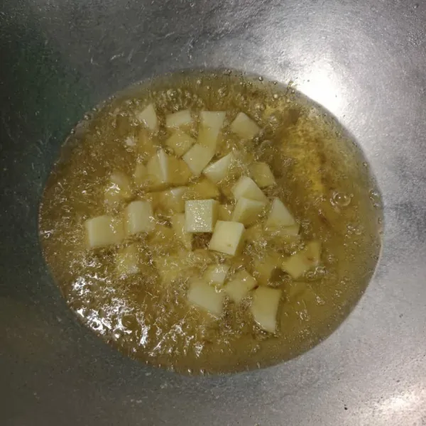 Goreng kentang hingga kecokelatan.