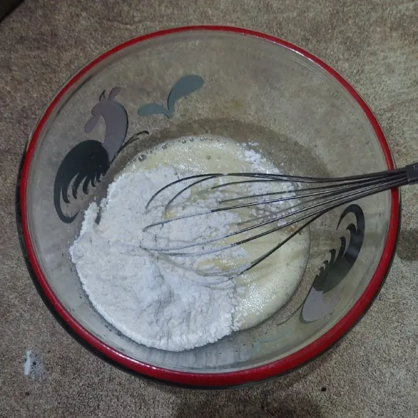Kemudian masukkan tepung terigu, garam dan baking powder lalu aduk rata.
