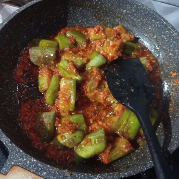 Masak sampai bumbu meresap, koreksi rasanya, matikan api.
