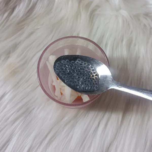 Tambahkan biji selasih.