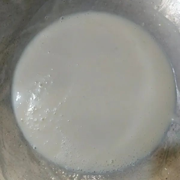 Blender daging durian dengan ½ bagian santan lalu campur dengan susu kental manis (sisakan sedikit santan untuk melarutkan maizena ) masak hingga mendidih.