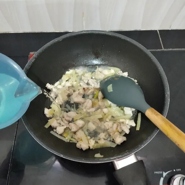 Masukkan air, merica bubuk, kaldu bubuk dan garam. Masak hingga mendidih.