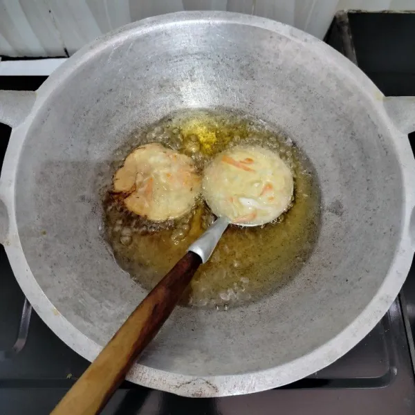 Kemudian goreng bakwan dalam minyak panas. Ketika bakwan mulai agak kokoh, goyangkan perlahan cetakannya hingga bakwan terlepas dan goreng hingga matang lalu angkat dan tiriskan.