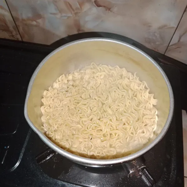 Rebus mie hingga matang, lalu tiriskan.