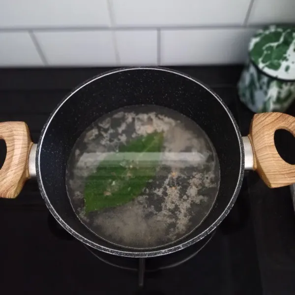 Masukkan bumbu ke dalam panci berisi air secukupnya lalu tambahkan daun salam.