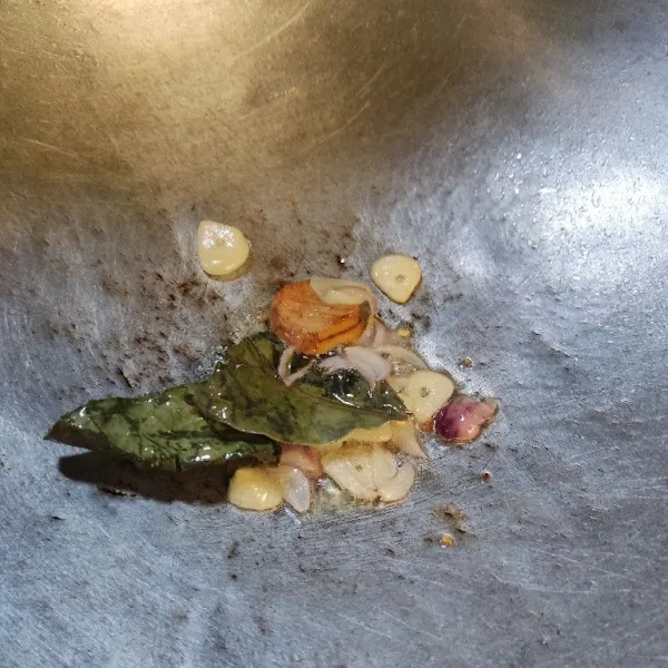 Panaskan minyak lalu tumis bawang, lengkuas, dan daun salam hingga wangi.