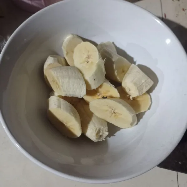 Kupas pisang kemudian potong kecil-kecil.